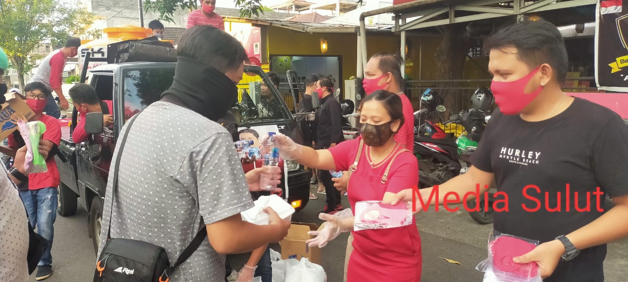 Legislator Lukresia C Masengi SH Bagi Makanan